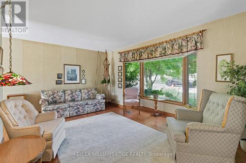 33 Goldfinch Road, Hamilton, ON - Indoor Photo Showing Living Room