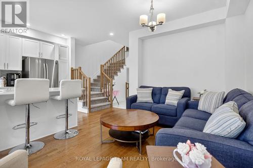 337 Ibanez Walk, Ottawa, ON - Indoor Photo Showing Living Room