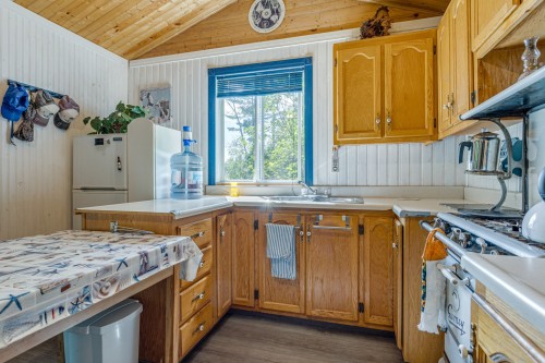 Cuisine - 134 2E Avenue Belleville, Sainte-Mélanie, QC - Indoor Photo Showing Kitchen With Double Sink