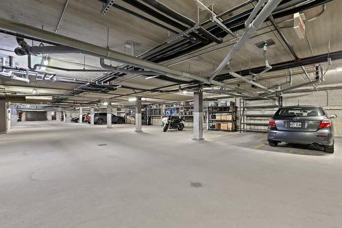 Garage - 414-200 Av. Du Golf, La Prairie, QC - Indoor Photo Showing Garage