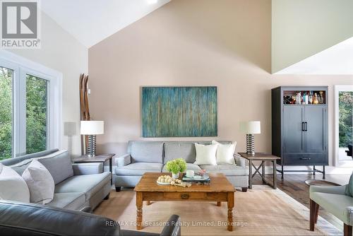 159 Indian Circle, Blue Mountains, ON - Indoor Photo Showing Living Room