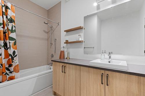 Bathroom - 201-2410 Rue St-Charles, Montréal (Le Sud-Ouest), QC - Indoor Photo Showing Bathroom