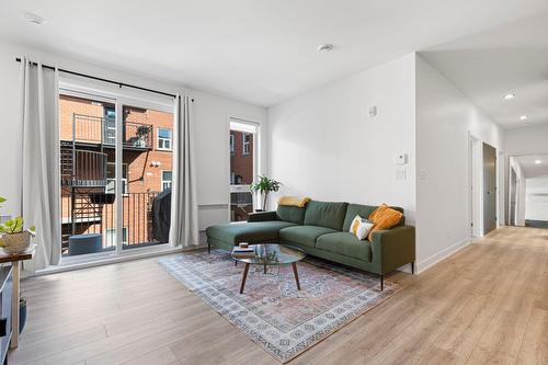 Living room - 201-2410 Rue St-Charles, Montréal (Le Sud-Ouest), QC - Indoor Photo Showing Living Room