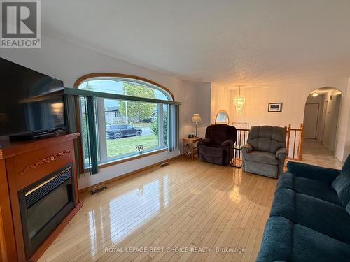 429 Mc Kelvie Street, Temiskaming Shores (New Liskeard), ON - Indoor Photo Showing Living Room With Fireplace