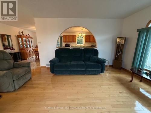 429 Mc Kelvie Street, Temiskaming Shores (New Liskeard), ON - Indoor Photo Showing Living Room