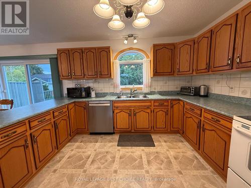 429 Mc Kelvie Street, Temiskaming Shores (New Liskeard), ON - Indoor Photo Showing Kitchen With Double Sink