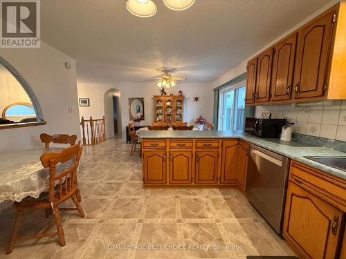 429 Mc Kelvie Street, Temiskaming Shores (New Liskeard), ON - Indoor Photo Showing Kitchen