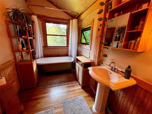 785 Beech Road, Nakusp, BC - Indoor Photo Showing Bathroom