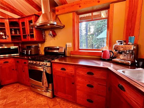 785 Beech Road, Nakusp, BC - Indoor Photo Showing Kitchen