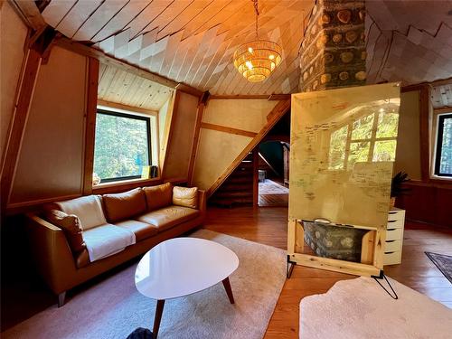 785 Beech Road, Nakusp, BC - Indoor Photo Showing Living Room