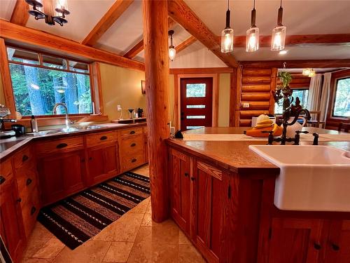 785 Beech Road, Nakusp, BC - Indoor Photo Showing Kitchen