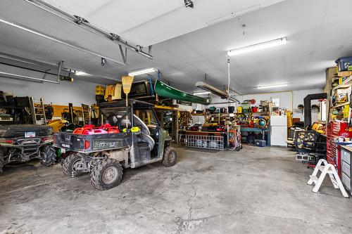 602 Johnson Crescent, Oliver, BC - Indoor Photo Showing Garage