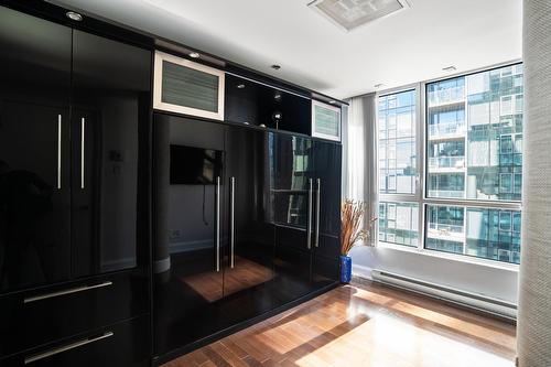 Bedroom - 2002-1100 Rue De La Montagne, Montréal (Ville-Marie), QC - Indoor Photo Showing Other Room