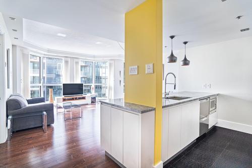 Kitchen - 2002-1100 Rue De La Montagne, Montréal (Ville-Marie), QC - Indoor