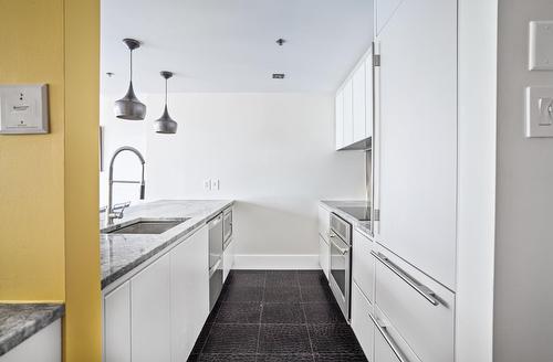 Kitchen - 2002-1100 Rue De La Montagne, Montréal (Ville-Marie), QC - Indoor Photo Showing Kitchen With Upgraded Kitchen