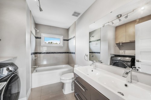 Salle de bains - 3901 Rue Dugué, Longueuil (Saint-Hubert), QC - Indoor Photo Showing Laundry Room
