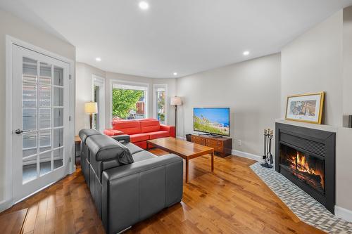 Salon - 775Z Rue De Namur, Saint-Lambert, QC 