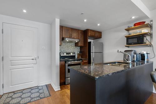 Kitchen - 403-450 Rue St-Antoine E., Montréal (Ville-Marie), QC - Indoor Photo Showing Kitchen With Upgraded Kitchen