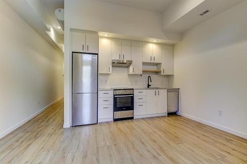 106-660 Cawston Avenue, Kelowna, BC - Indoor Photo Showing Kitchen With Stainless Steel Kitchen