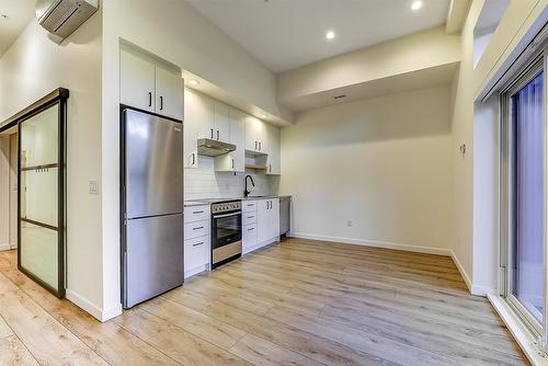 106-660 Cawston Avenue, Kelowna, BC - Indoor Photo Showing Kitchen