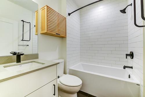 106-660 Cawston Avenue, Kelowna, BC - Indoor Photo Showing Bathroom