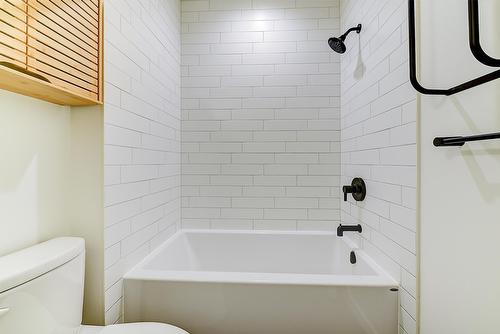 106-660 Cawston Avenue, Kelowna, BC - Indoor Photo Showing Bathroom