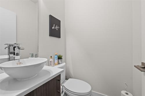 3-300 Drysdale Boulevard, Kelowna, BC - Indoor Photo Showing Bathroom