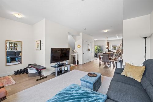 3-300 Drysdale Boulevard, Kelowna, BC - Indoor Photo Showing Living Room