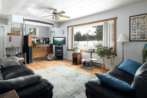1440 Trinity Valley Road, Lumby, BC - Indoor Photo Showing Living Room