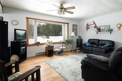1440 Trinity Valley Road, Lumby, BC - Indoor Photo Showing Living Room