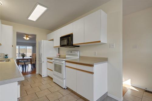 10-3906 Pleasant Valley Road, Vernon, BC - Indoor Photo Showing Kitchen