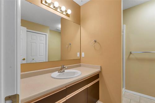 10-3906 Pleasant Valley Road, Vernon, BC - Indoor Photo Showing Bathroom