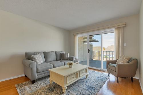10-3906 Pleasant Valley Road, Vernon, BC - Indoor Photo Showing Living Room