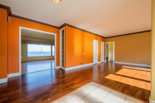 441 Memorial Ave, Qualicum Beach, BC 