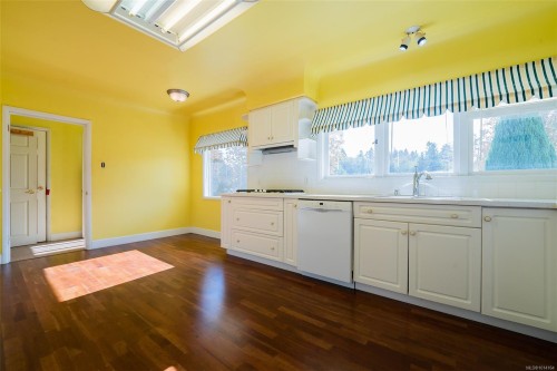 441 Memorial Ave, Qualicum Beach, BC 