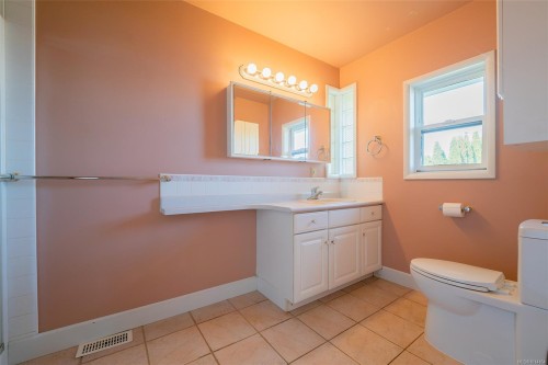 441 Memorial Ave, Qualicum Beach, BC 