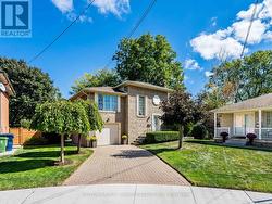 7 LOCHWAY COURT  Toronto, ON M9B 4G6