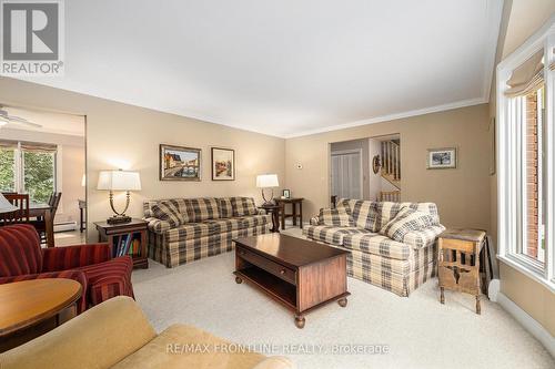 12 Glenview Crescent, Perth, ON - Indoor Photo Showing Living Room