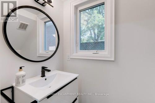 38 East 16Th Street, Hamilton, ON - Indoor Photo Showing Bathroom