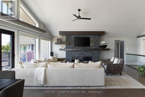 7 Maplehill Drive, Cavan Monaghan (Cavan-Monaghan), ON - Indoor Photo Showing Living Room With Fireplace
