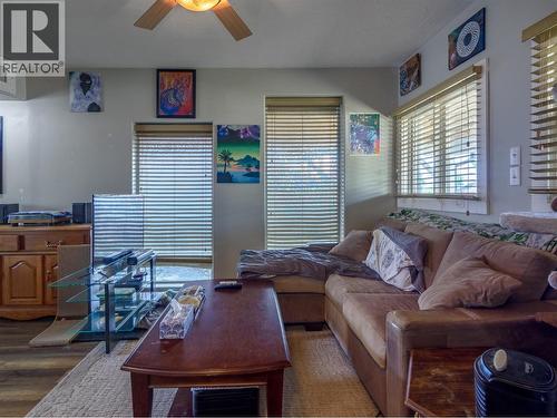 748 Penticton Avenue, Penticton, BC - Indoor Photo Showing Living Room