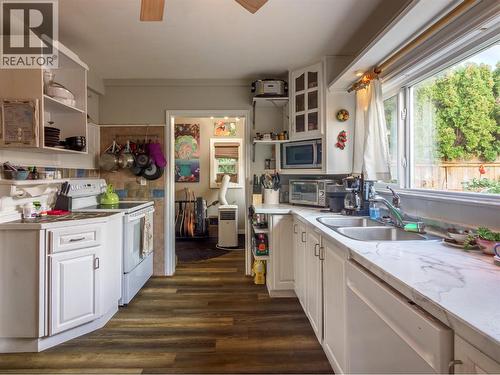 748 Penticton Avenue, Penticton, BC - Indoor Photo Showing Kitchen With Double Sink