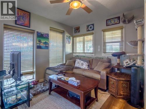 748 Penticton Avenue, Penticton, BC - Indoor Photo Showing Living Room