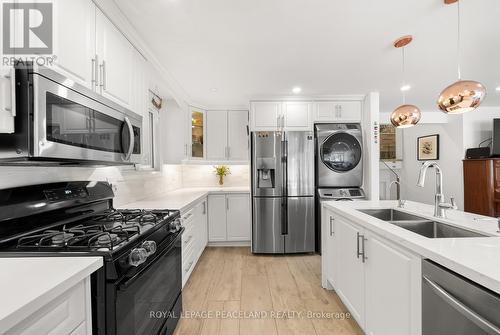105 Apache Trail, Toronto, ON - Indoor Photo Showing Kitchen With Double Sink With Upgraded Kitchen