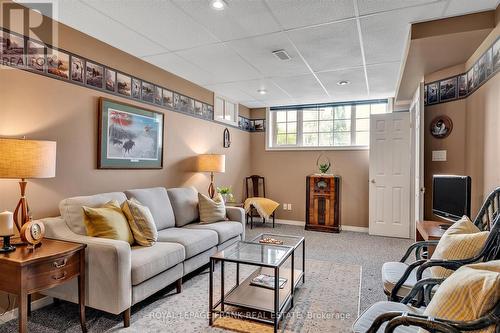 2114 Easthill Drive, Peterborough (Ashburnham Ward 4), ON - Indoor Photo Showing Living Room