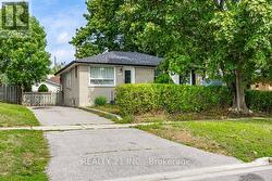 512 PHILLIP MURRAY AVENUE  Oshawa, ON L1J 1H8