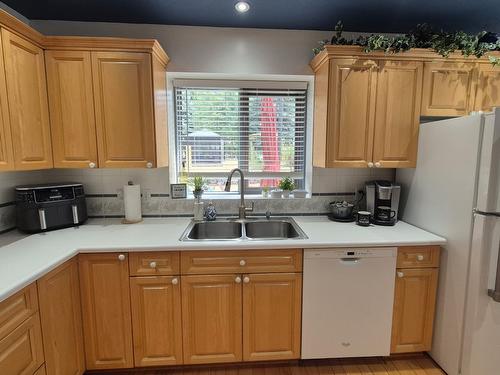 4905 Meadows Crescent, Fairmont Hot Springs, BC - Indoor Photo Showing Kitchen With Double Sink