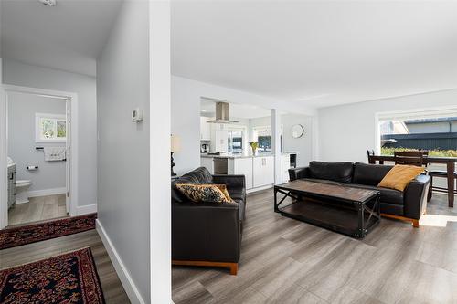 1504 Hillside Street, Creston, BC - Indoor Photo Showing Living Room