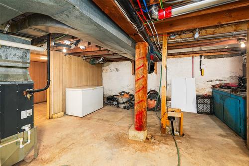 1504 Hillside Street, Creston, BC - Indoor Photo Showing Basement