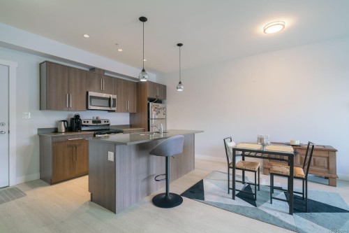 208-15 Canada Ave, Duncan, BC - Indoor Photo Showing Kitchen With Upgraded Kitchen